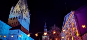 Weihnachtsmarkt mit Lichterketten in Soest
